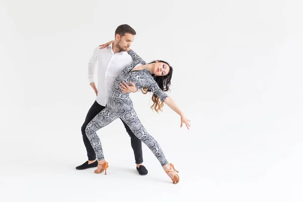 Jovem casal amor dançando social danse kizomba ou bachata sobre fundo branco com espaço de cópia — Fotografia de Stock