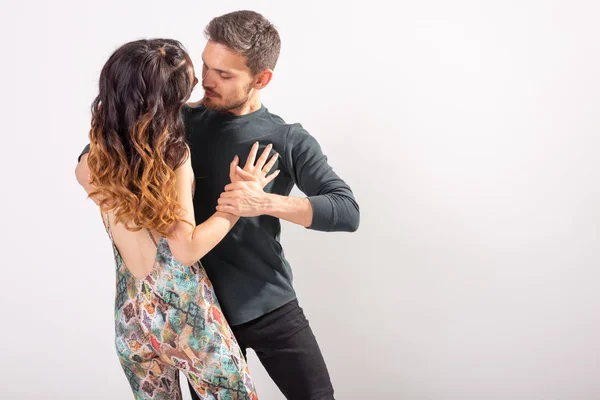 Casal apaixonado dançando social danse kizomba ou bachata ou semba ou taraxia no fundo branco com espaço de cópia — Fotografia de Stock