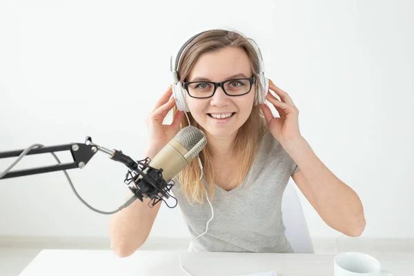 Podcasting, music and radio concept - woman speaking on the radio, working as a presenter close-up — Stock Photo, Image
