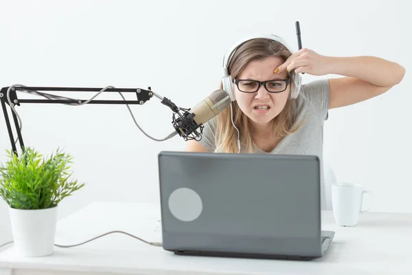 Rádio hostitel, stuhami a blogger-žena pracující jako rozhlasový hostitel na rádiové stanici sedící před mikrofonem — Stock fotografie