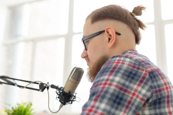 Blogger, streamer en omroep concept-close-up van Young Man DJ werken op de radio. — Stockfoto