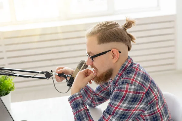 Concepto de anfitrión de radio - Vista lateral del hombre guapo que trabaja como anfitrión de radio en la estación de radio — Foto de Stock