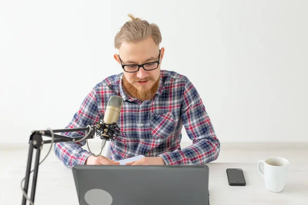 Radio, DJ, blogging y el concepto de la gente - Sonriente hombre sentado frente al micrófono, host en la radio — Foto de Stock