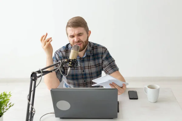 Radio, DJ, blogging y el concepto de la gente - Sonriente hombre sentado frente al micrófono, host en la radio — Foto de Stock