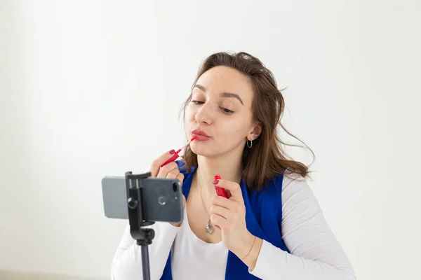 博客，博客和人的概念 - 女性美容博客制作有关化妆品的视频 — 图库照片