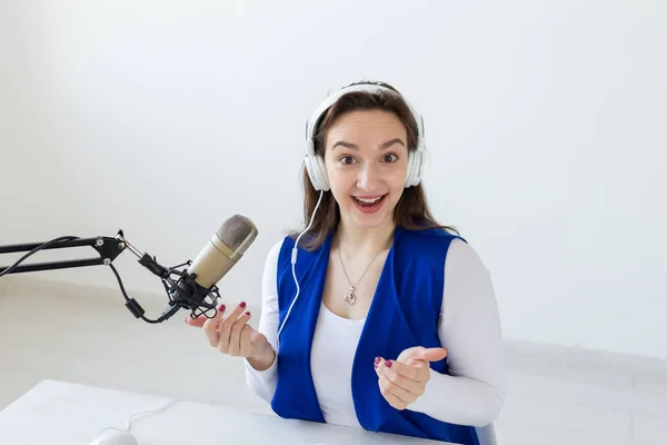 Podcasting, música y concepto de radio - mujer hablando en la radio, trabajando como presentadora — Foto de Stock