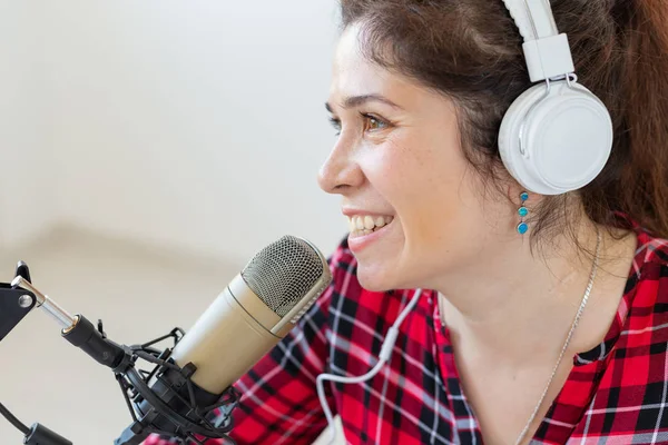 Radio, blogging, concepto de podcasting - presentadora de primer plano en la radio — Foto de Stock