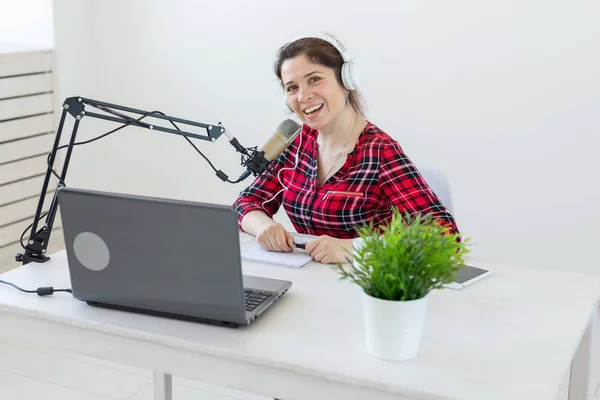 Anfitrión de radio, blogueo, concepto de radiodifusión - mujer joven trabajando en la radio — Foto de Stock