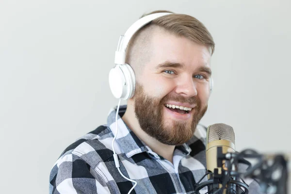 Radio och DJ Concept-man med mikrofon och stora hörlurar ler — Stockfoto