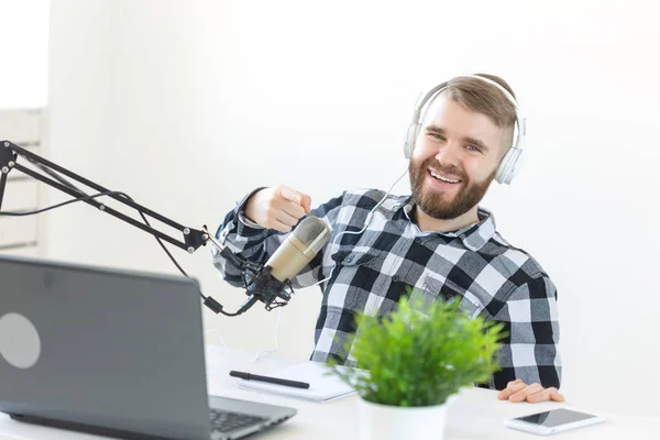 Música, dj, blogging y concepto de radiodifusión - Hombre anfitrión de radio con una expresión divertida — Foto de Stock