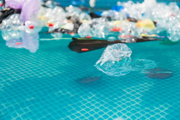 Reciclagem de plástico, poluição e conceito ambiental - Problema ambiental da poluição do lixo plástico no oceano — Fotografia de Stock