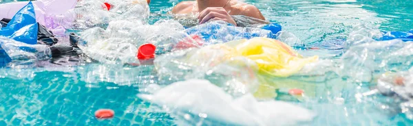 Plastik geri dönüşüm, kirlilik ve çevre kavramı - Okyanusta plastik çöp kirliliği Çevre sorunu