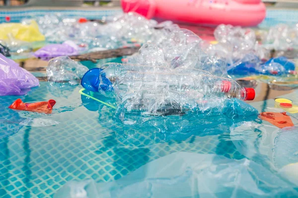 Problema do lixo, reciclagem de plástico, poluição e conceito ambiental - Poluição do lixo plástico no ambiente da água . — Fotografia de Stock