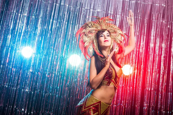 Carnaval, dança do ventre e conceito de férias - Bela dançarina de samba feminina vestindo traje de ouro e sorrindo — Fotografia de Stock