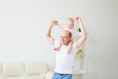 aile, ebeveynlik ve babalık kavramı - evde küçük kız bebek ile oynayan mutlu baba