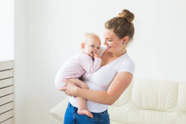 Anne küçük bebeğe sarılır. Kızı ile mutlu kadın