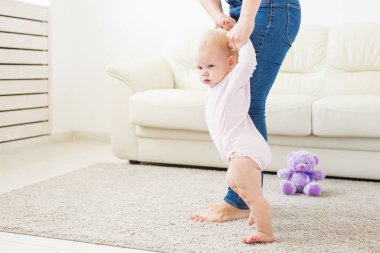 Evde anneler yardım ile ilk adımları atıyor Bebek