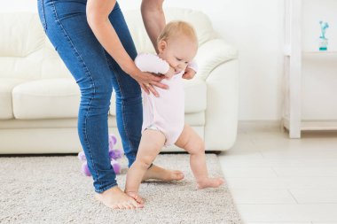 İlk adımlar. Yürümeyi öğrenme küçük bebek kız.