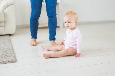 Çocukluk ve çocuk kavramı - Sevimli sevimli bebek katta oturan