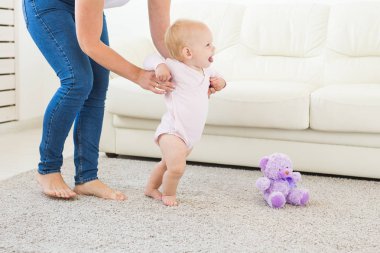 İlk adımlar. Yürümeyi öğrenme küçük bebek kız.
