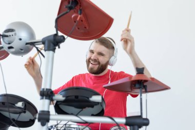 İnsanlar, müzik ve hobi konsepti - Kırmızı t-shirt ve siyah spor ayakkabı elektronik davul kiti oynarken Tough man