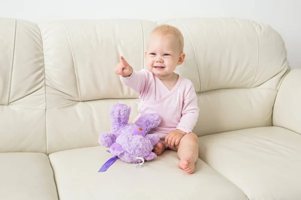 Concepto de niño, infancia y niños: hermosa niñera sonriente — Foto de Stock