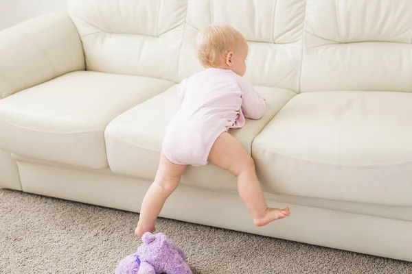 Concepto de niño, infancia y niños - hermoso bebé sonriente está jugando — Foto de Stock