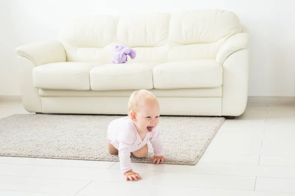 Kinder, Säugling und Kindheitskonzept - schön lächelndes Baby spielt — Stockfoto