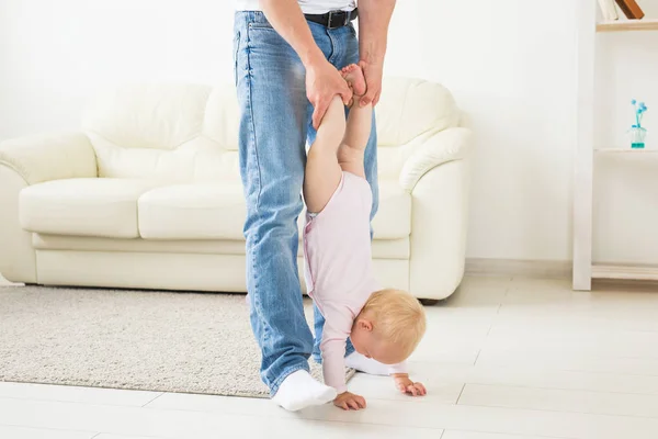 Vaterschaft und Familienkonzept - Vater und Kleinkind zu Hause beim Spielen. — Stockfoto