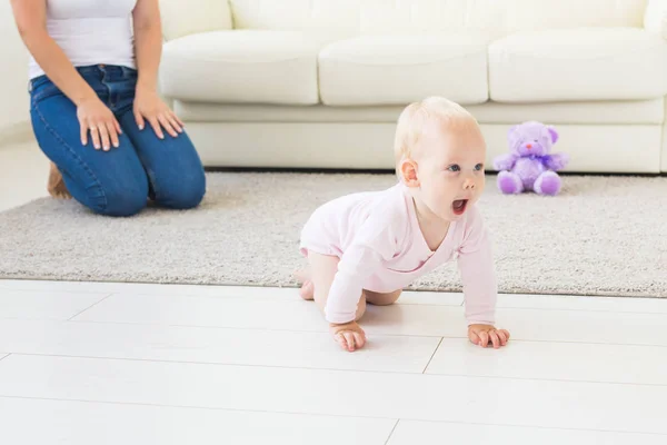 Leende krypa Baby Girl hemma på golvet — Stockfoto