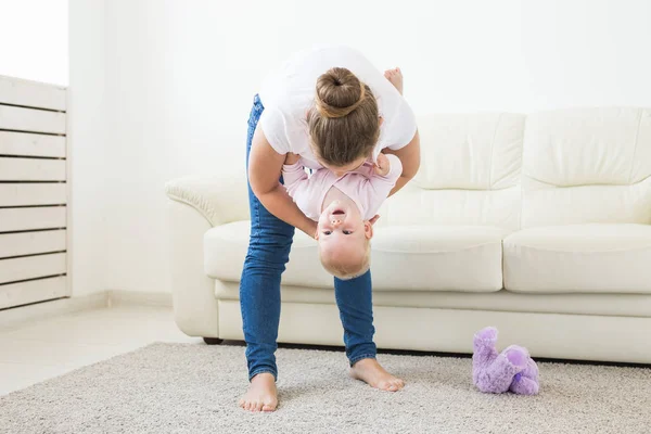 A mãe está a brincar com o bebé. Mulher feliz com sua filha — Fotografia de Stock