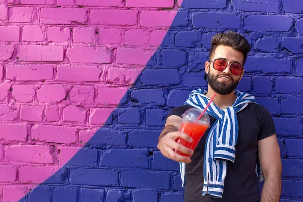 Retrato de un joven y elegante árabe hipster macho con jugo. Vacaciones urbanas en el concepto de fin de semana . — Foto de Stock