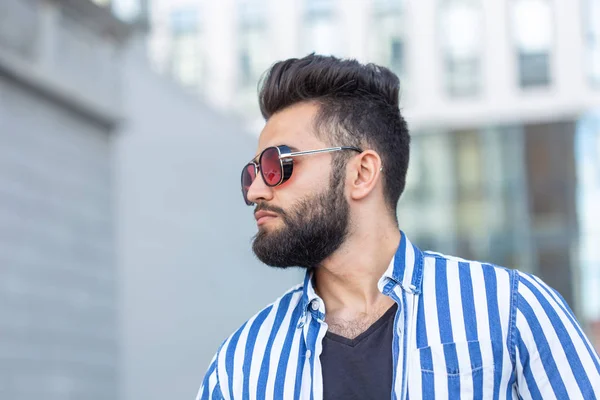 Retrato de hombre de confianza guapo con una barba al aire libre — Foto de Stock