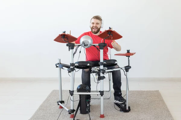 Mensen, vrije tijd en hobby concept-bebaarde man drummer het spelen van de drum. — Stockfoto