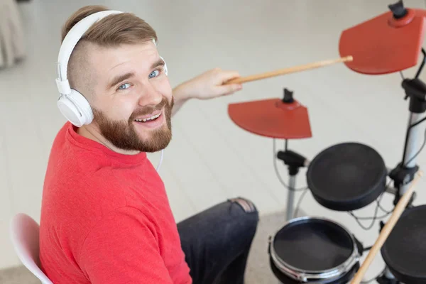 Hobby, musik och folk Concept-trummisen man över den ljusa bakgrunden — Stockfoto