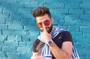 Açık havada sakallı yakışıklı güven adam Portresi