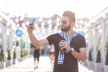 Yakışıklı adam bir selfie açık - beyaz insan - doğa, insan, yaşam tarzı ve teknoloji kavramı alıyor