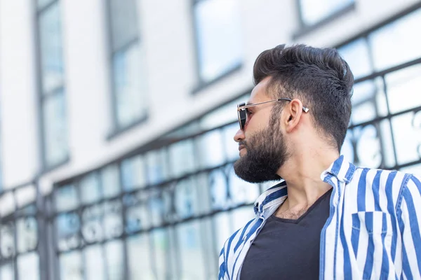 Retrato de chico alegre positivo y elegante estudiante en gafas con bigote y barba al aire libre. El concepto de personas alegres exitosas . — Foto de Stock