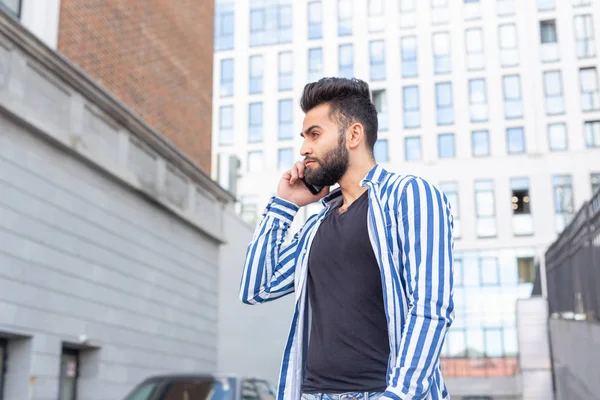 Hombre joven árabe moderno con teléfono móvil en la calle. Retrato exterior . — Foto de Stock