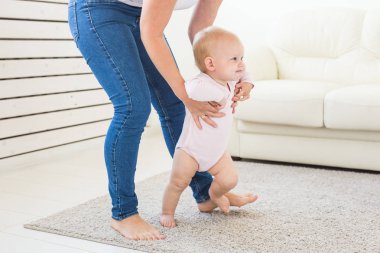 Evde anneler yardım ile ilk adımları atıyor Bebek