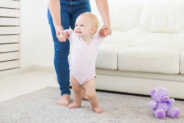 İlk adımlar. Yürümeyi öğrenme küçük bebek kız.