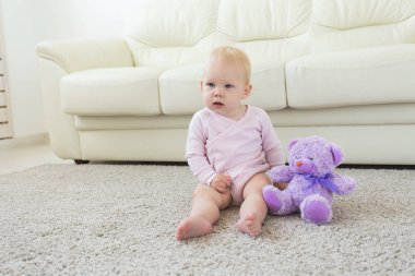 Çocuk ve çocukluk kavramı - Küçük kız bebek katta oturan