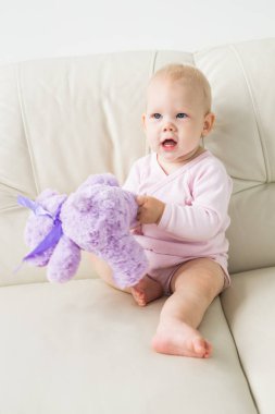 Çocuk, çocukluk ve çocuk kavramı - Kanepede büyüleyici kız bebek Portresi