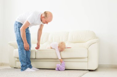 Babalık ve aile kavramı - Baba ve küçük bebek evde kapalı, oyun.