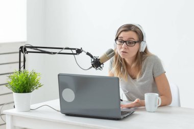 Blogger, radyo sunucusu ve insan kavramı - Expressive modern Dj kız radyo çalışan