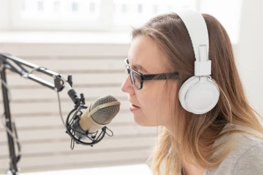 Müzik, dj, bloglama ve yayın konsepti - Komik bir ifade ile Kadın radyo sunucusu, yakın çekim
