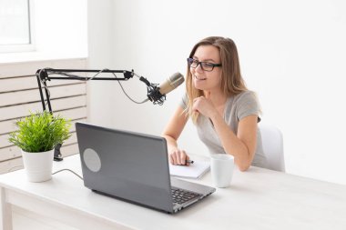 Podcasting, müzik ve radyo konsepti - kadın radyoda konuşan, bir sunucu olarak çalışan