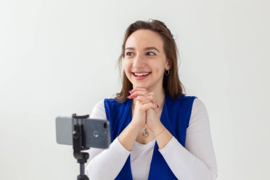 Bloglama, yayın ve insan kavramı - kadın blogger onu izleyiciler için kameraya konuşuyor