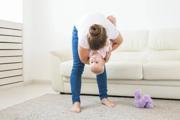 子供と親の概念 - 自宅で母と彼女の小さな赤ちゃん — ストック写真