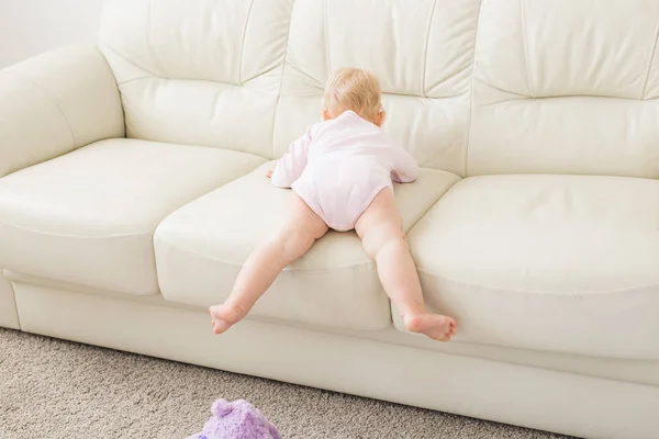 Los niños, el bebé y el concepto de la infancia Hermoso bebé suave lindo jugando en la sala de estar — Foto de Stock